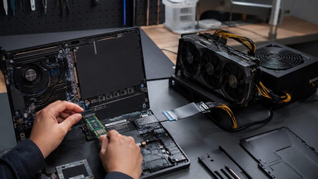 分解したノートPCのM.2スロットから外部GPUを接続しようとしているDIY構成の作業風景