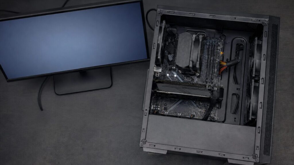 モニターの表示と開いたPCの診断ランプを確認している状態