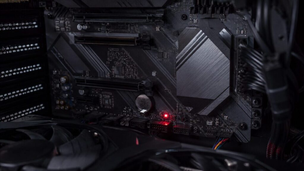 マザーボード上で赤い診断LEDが点灯しているPC内部