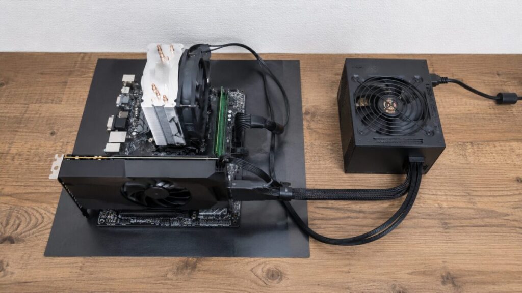 マザーボードとグラボと電源ユニットを接続した最小構成