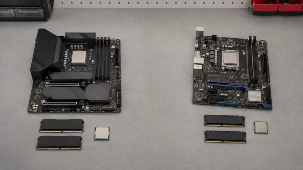 新旧2種類のマザーボードとCPU、メモリを分けて並べた比較