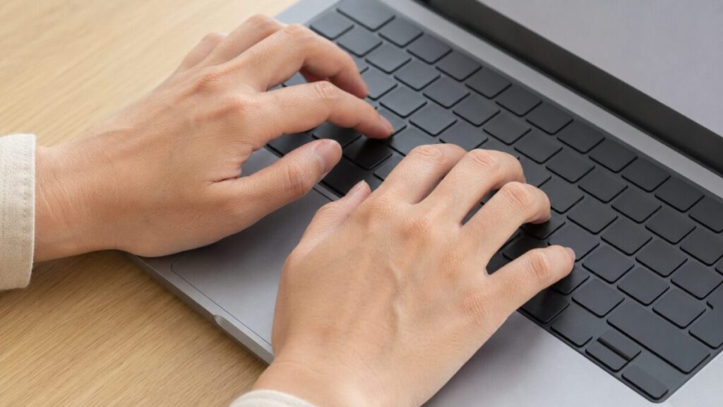 パソコンのキーボードで日本語入力を練習する手元