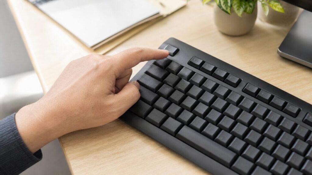 キーボード左上付近の入力切り替えキーを確認する手元