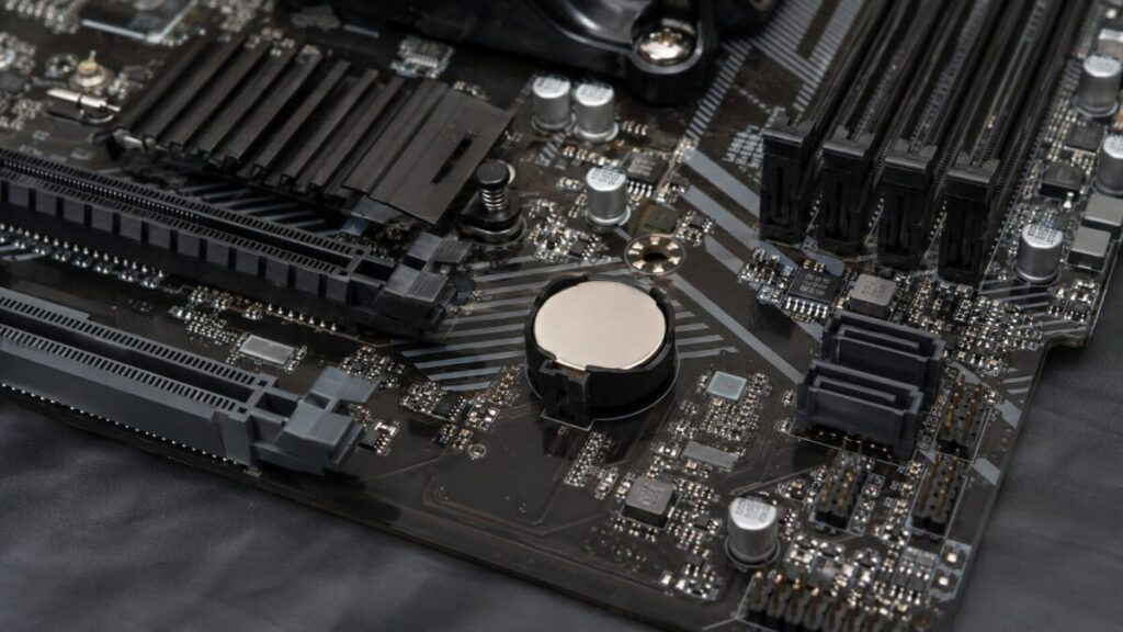 デスクトップPCのマザーボードに装着されたボタン電池