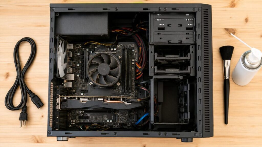 電源を切ったPCでCPUファンとヒートシンクを点検する様子