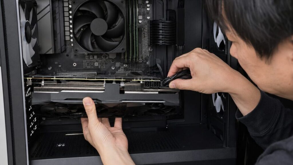 デスクトップPC内部でグラボの補助電源コネクターを接続する様子
