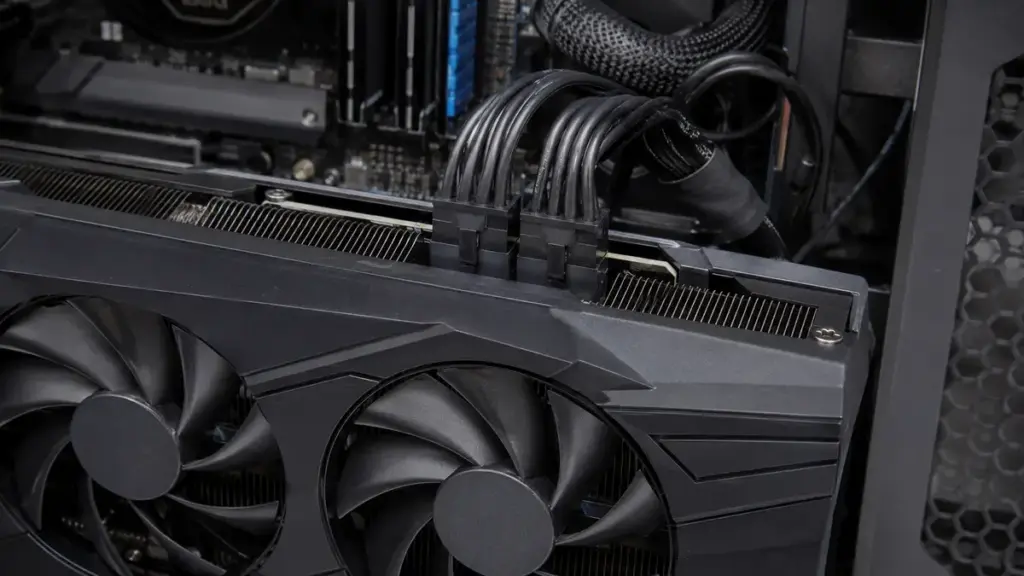 電源を切ったPCでグラボの補助電源コネクタを確認する様子