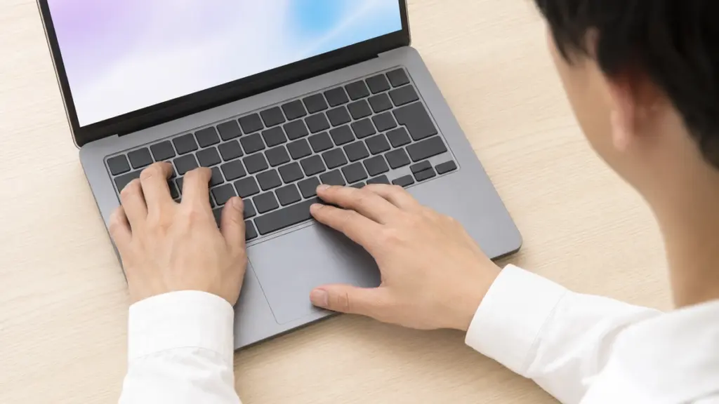 ノートPC入力中に手のひらがタッチパッドへ触れそうな様子