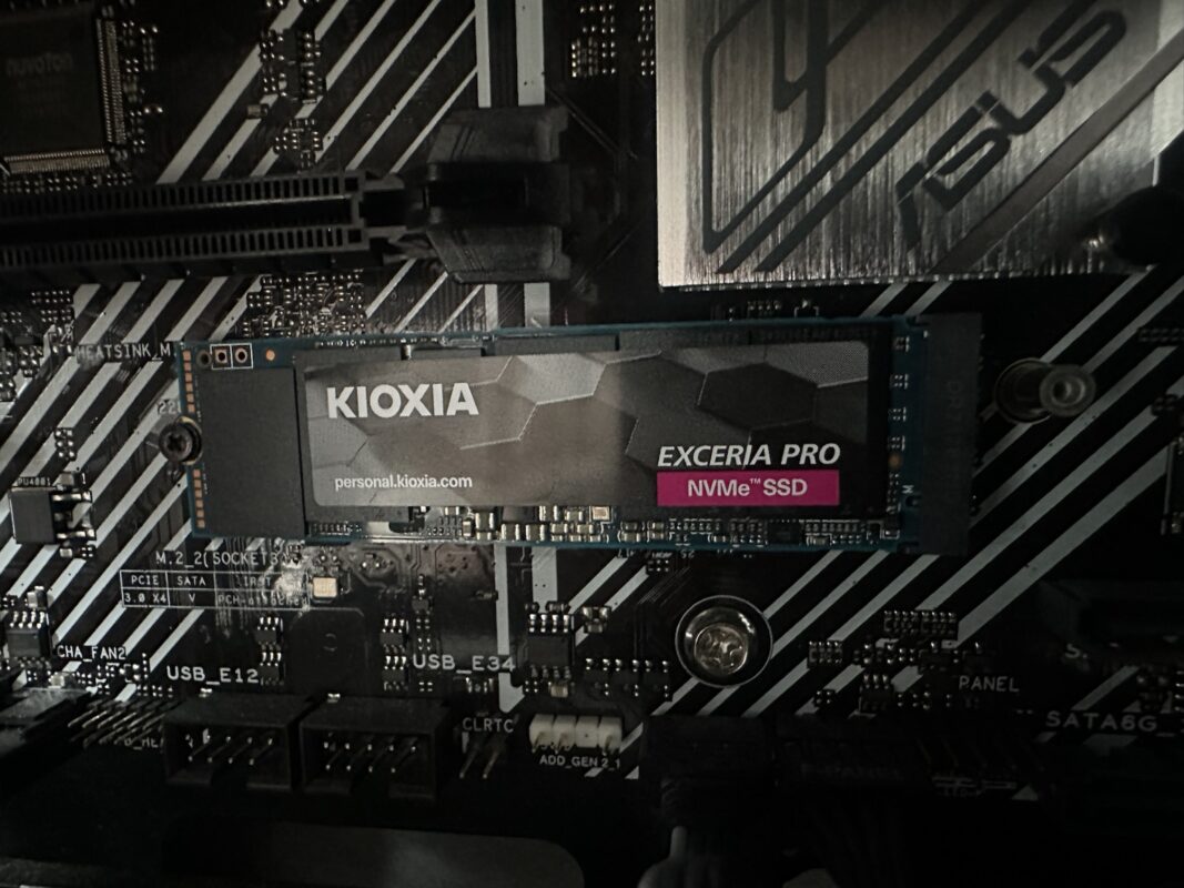 デスクトップPCのマザーボードに取り付けたM.2 SSD