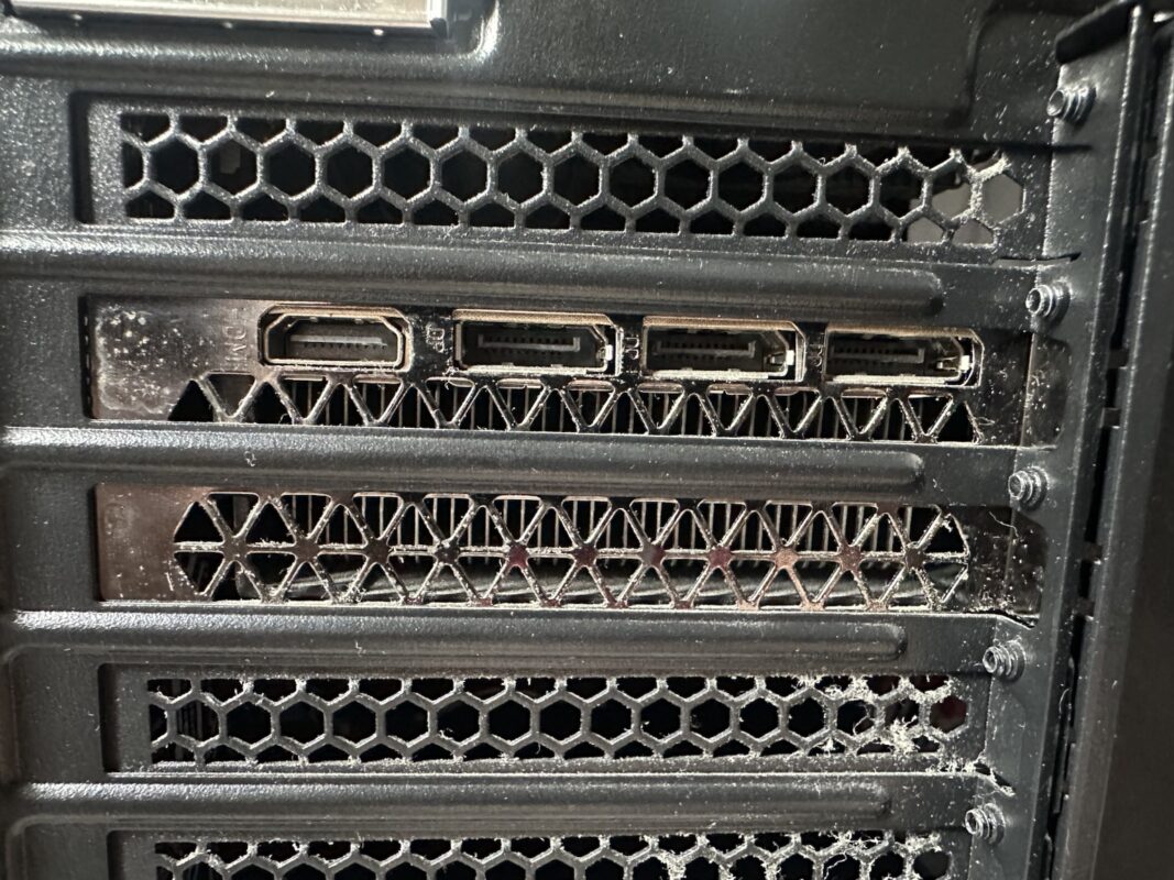 グラボ背面に並ぶHDMI端子1口とDisplayPort端子3口