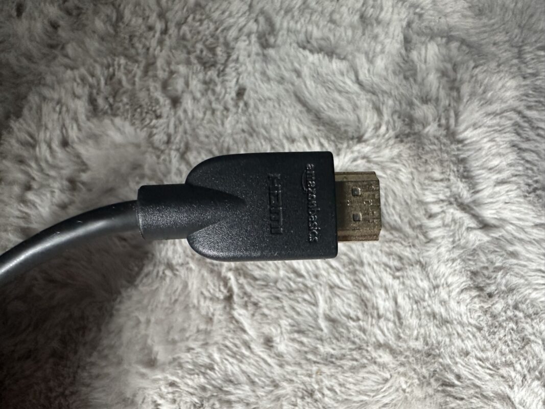HDMIロゴが刻印されたHDMIプラグ