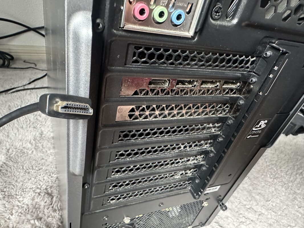 DisplayPortプラグとグラボ背面の映像出力端子