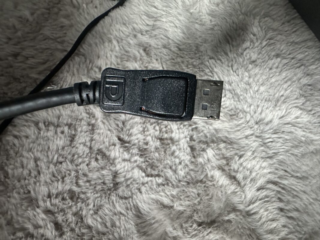 DPマークが刻印されたDisplayPortプラグ