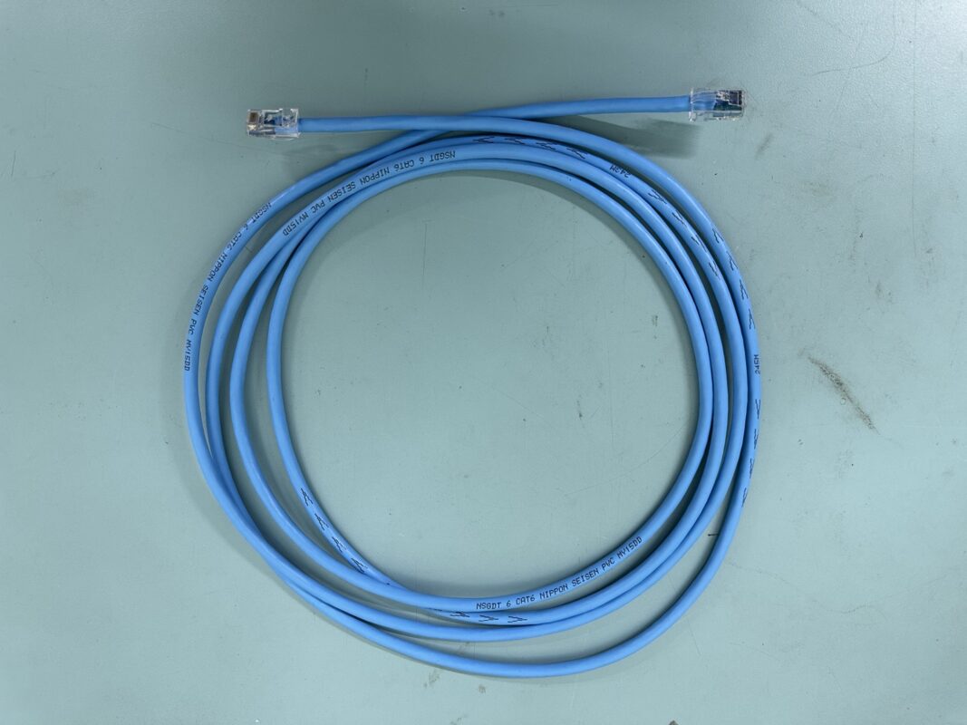 丸形のCat6 LANケーブル全体とRJ45コネクタ