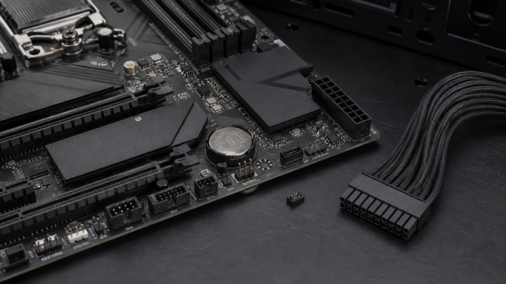 電源ケーブルを外したマザーボードのCMOS電池とクリアCMOS用ジャンパー