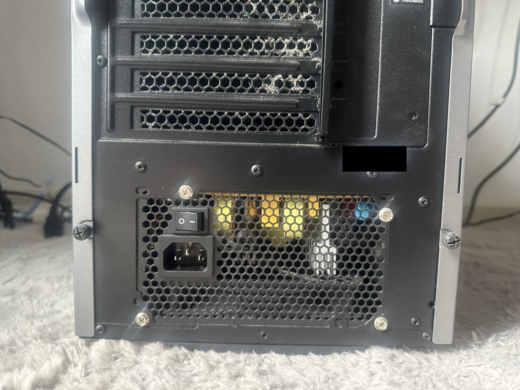 PCケース背面下部に取り付けられた電源ユニット