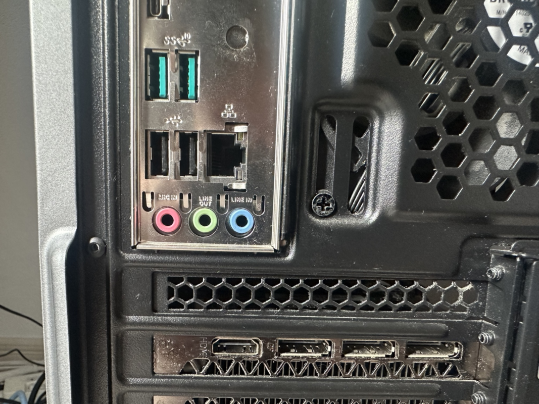 実機デスクトップPC背面のUSB、LAN、音声端子と下側のグラフィックボード映像端子