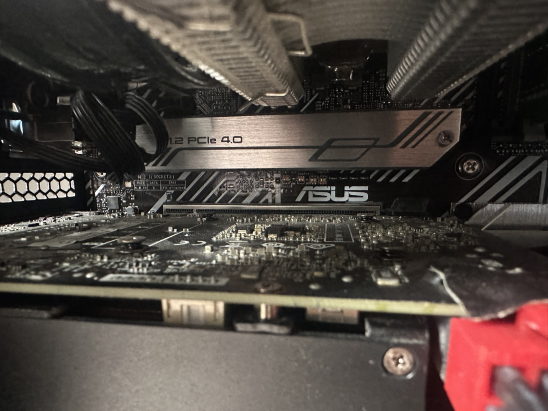 グラフィックボード付近にあるM.2 PCIe 4.0表記のヒートシンクとM.2_1の位置