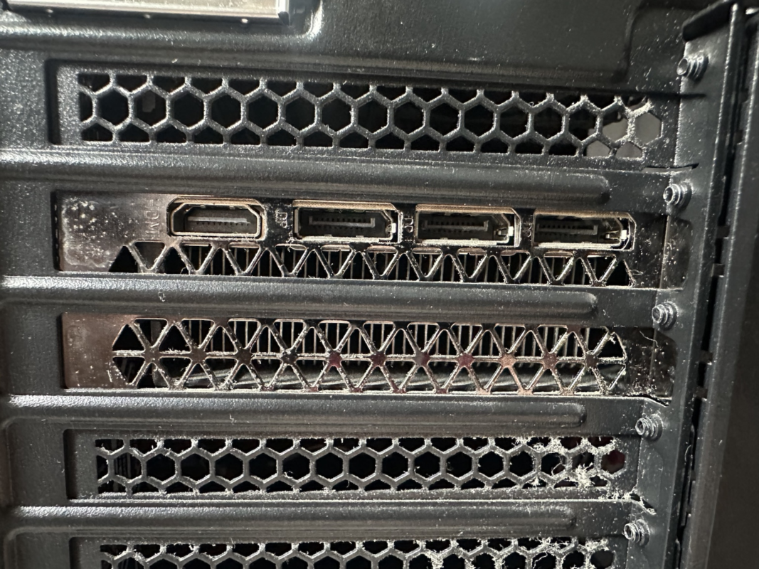 グラフィックボードの映像出力端子。左側にHDMI、その右側にDisplayPortが3口並ぶ