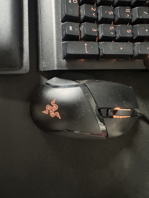 発光するRazerマウスとキーボードの一部