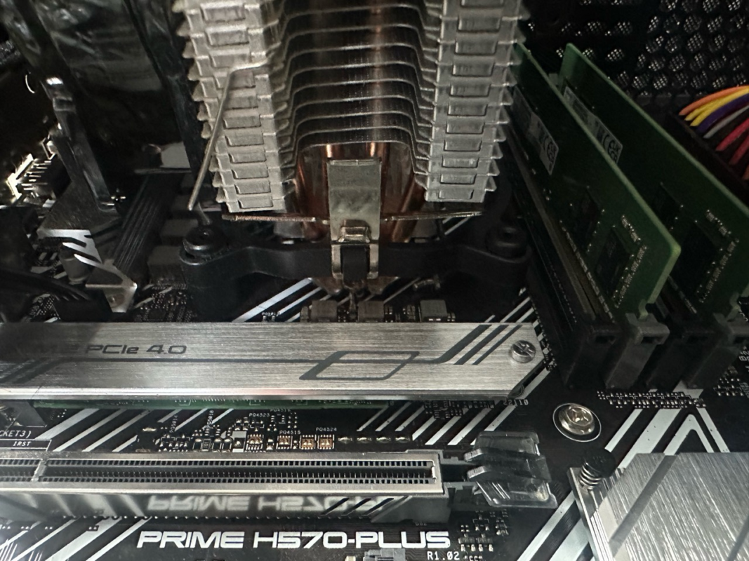 空のPCIeスロットのラッチと隣接するM.2ヒートシンク