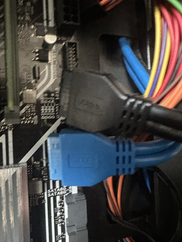 青と黒のUSBコネクターと基板の内部端子