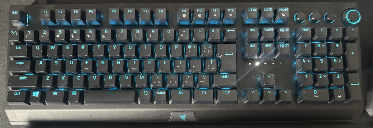 Esc・Ctrl・Shift・D・U・数字キーの位置が分かる実物のキーボード
